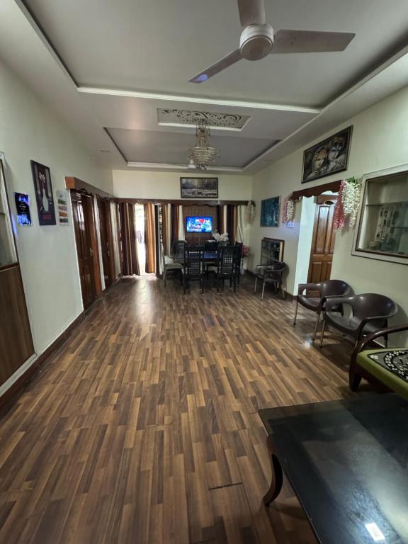 TV a/nebo společenská místnost v ubytování Rampriya Service Apartment