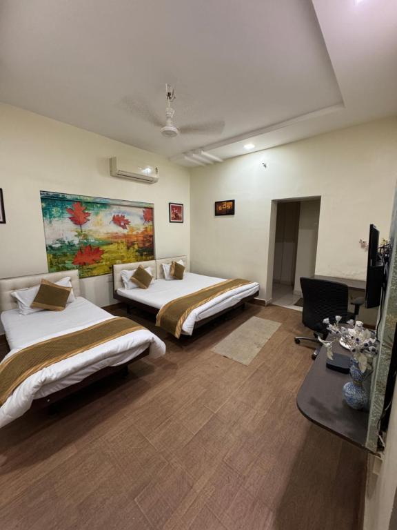 Postel nebo postele na pokoji v ubytování Rampriya Service Apartment