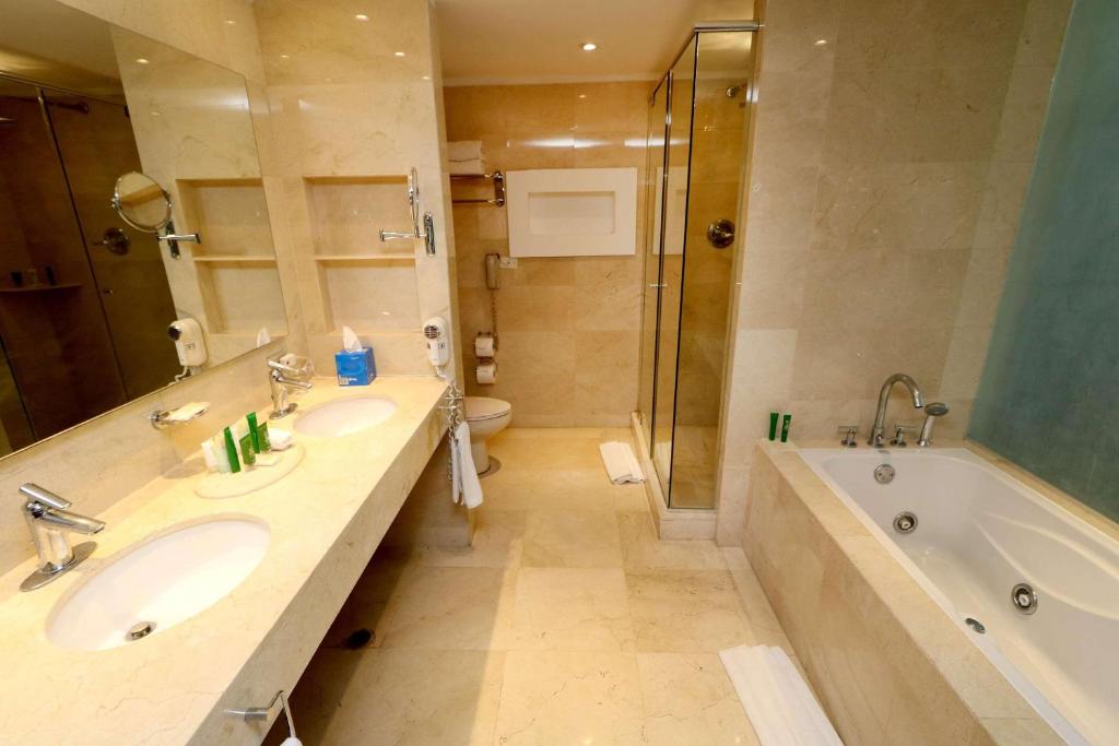 Un baño de Hotel El Panama by Faranda Grand, a member of Radisson Individuals
