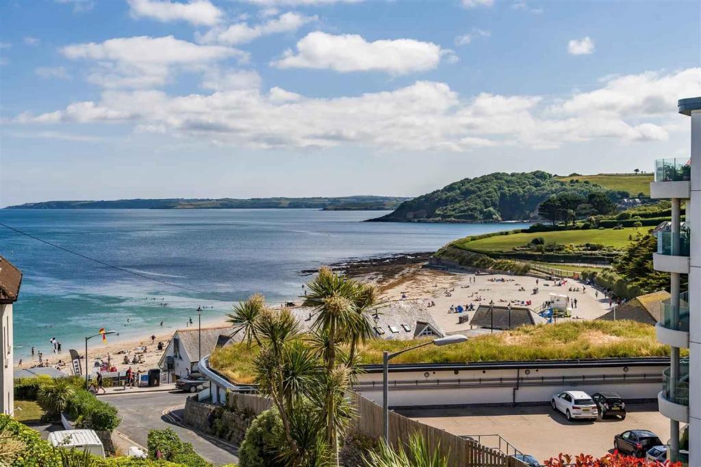 een uitzicht op het strand en de oceaan bij The Westcott by the Sea - Just for Adults in Falmouth