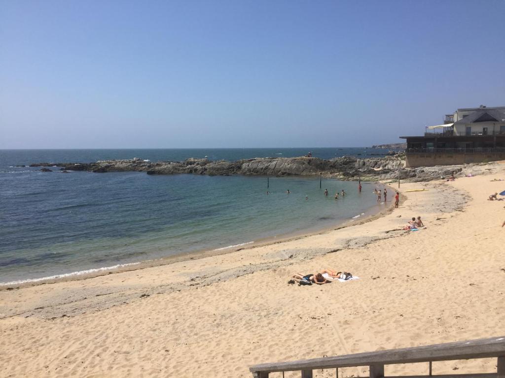 - un groupe de personnes sur la plage dans l'établissement face mer et cote sauvage, au Croisic