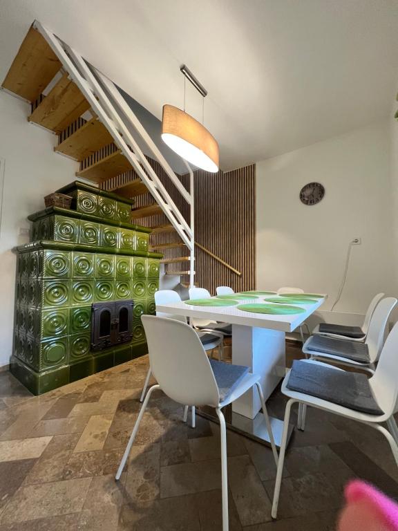 jadalnia ze stołem i krzesłami w obiekcie Pellegrini Apartman w mieście Balatonakali