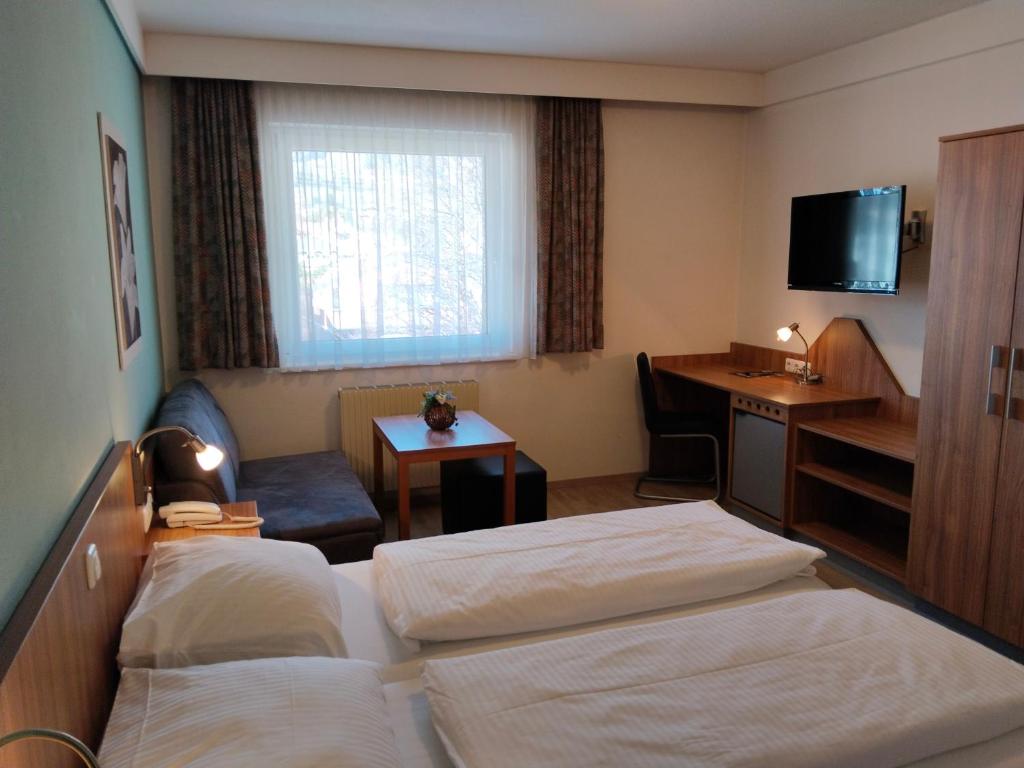 Postel nebo postele na pokoji v ubytování Dolomitenhotel Lienz