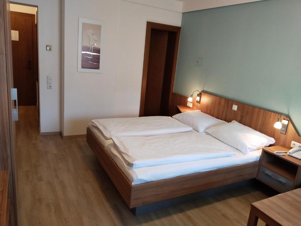 Postel nebo postele na pokoji v ubytování Dolomitenhotel Lienz