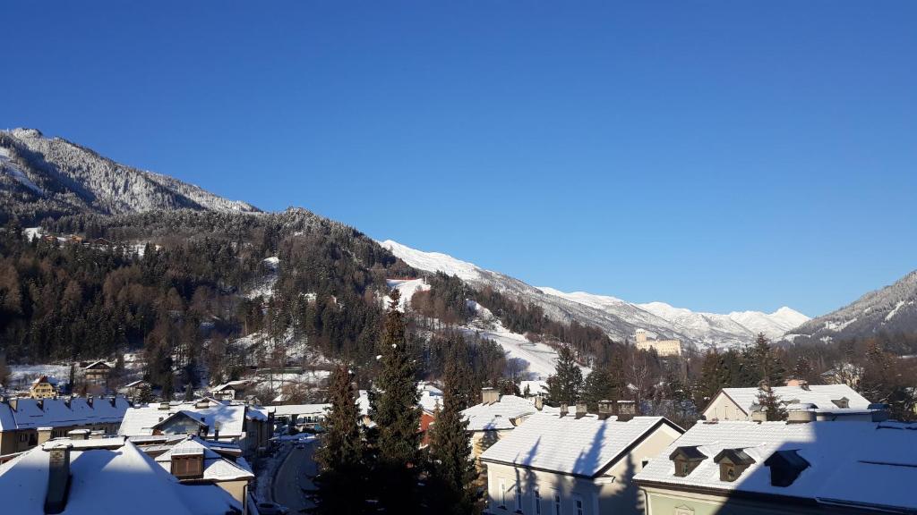 Nespecifikovaný výhled na hory nebo výhled na hory při pohledu z hotelu