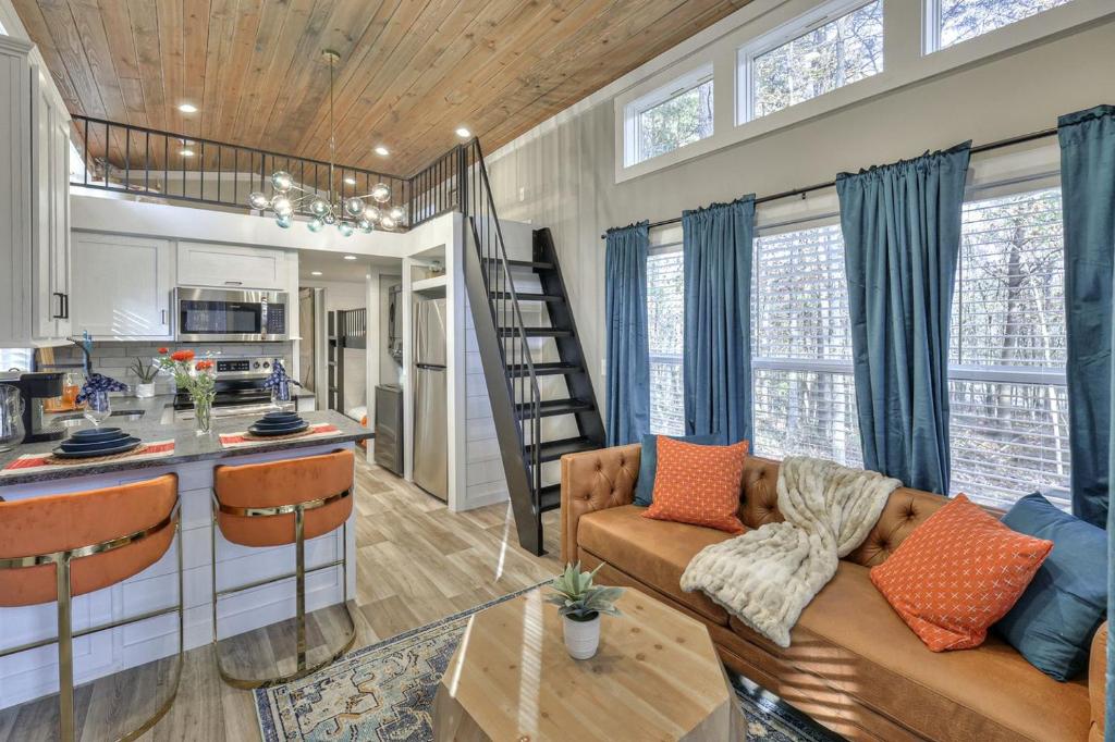 Stunning Mountain Tiny House Beautifully Design Ideal for Nature Lovers ...