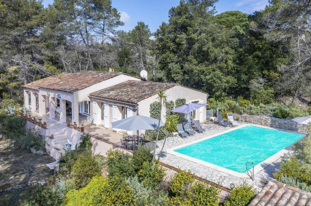 une vue aérienne d'une maison avec piscine dans l'établissement Villa Bois Tranquille by Villa Plus, à Bagnols-en-Forêt