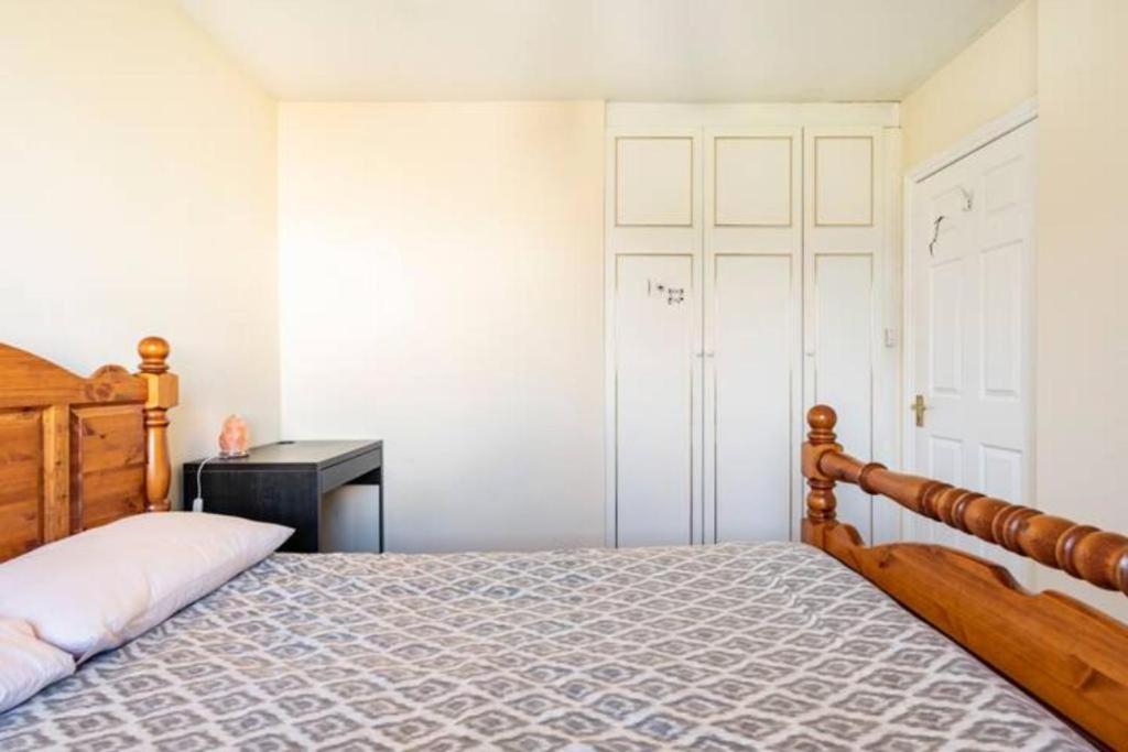 Postel nebo postele na pokoji v ubytování Home stay in Kimmage