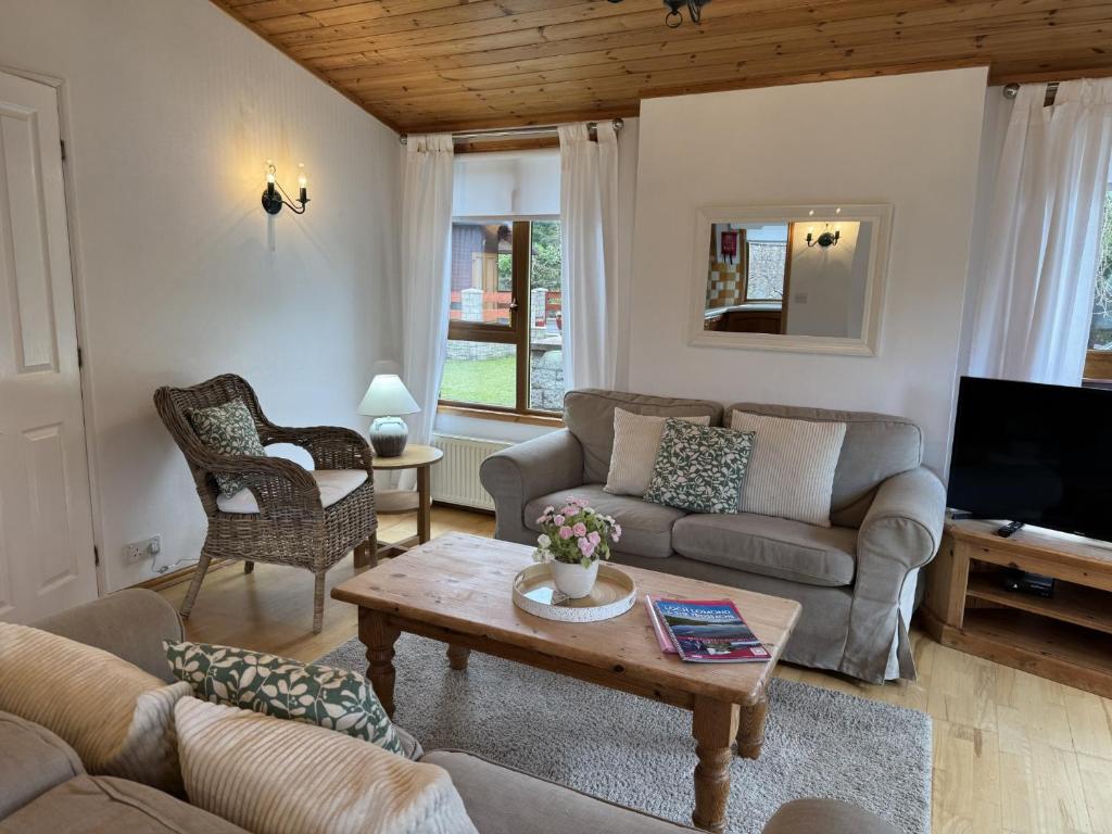 Posezení v ubytování Walled Garden Lodges Loch Lomond
