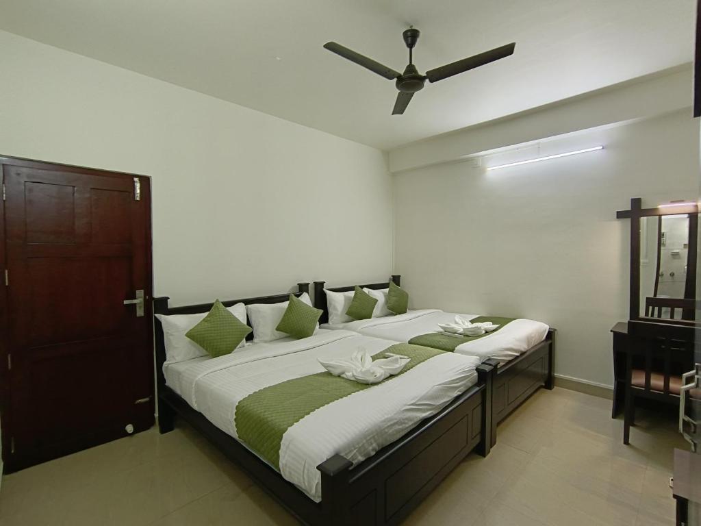 Postel nebo postele na pokoji v ubytování Wanderloft Cafe Stays LLP