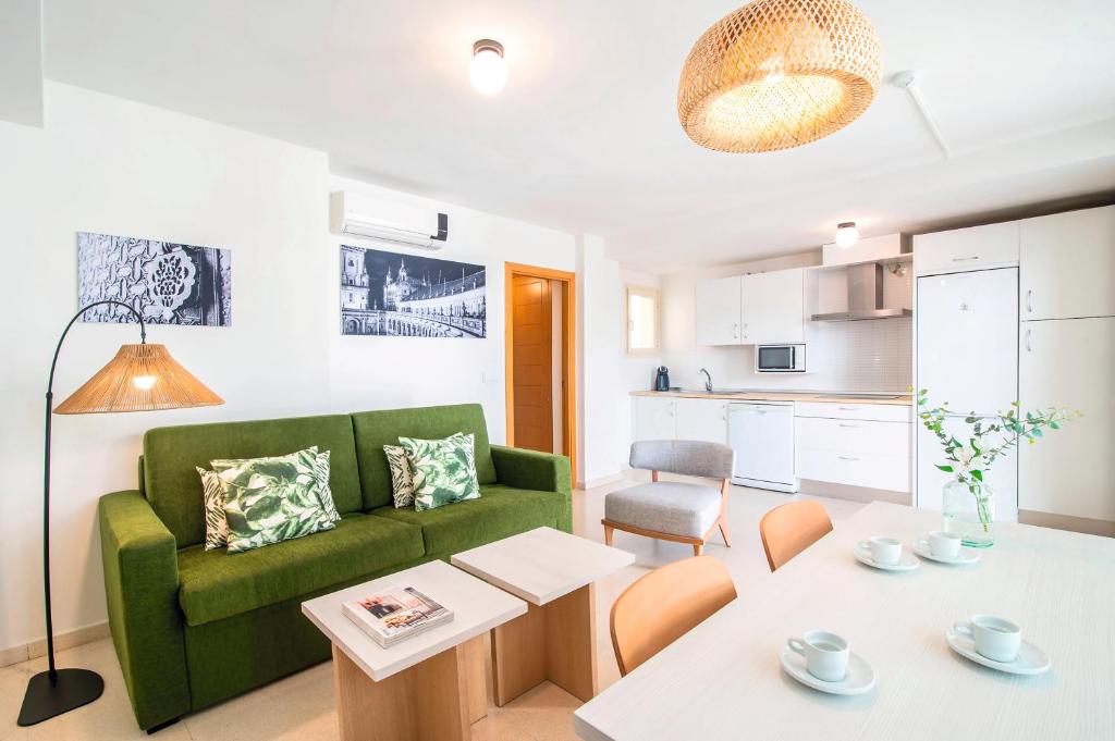 A kitchen or kitchenette at Pierre & Vacances Sevilla