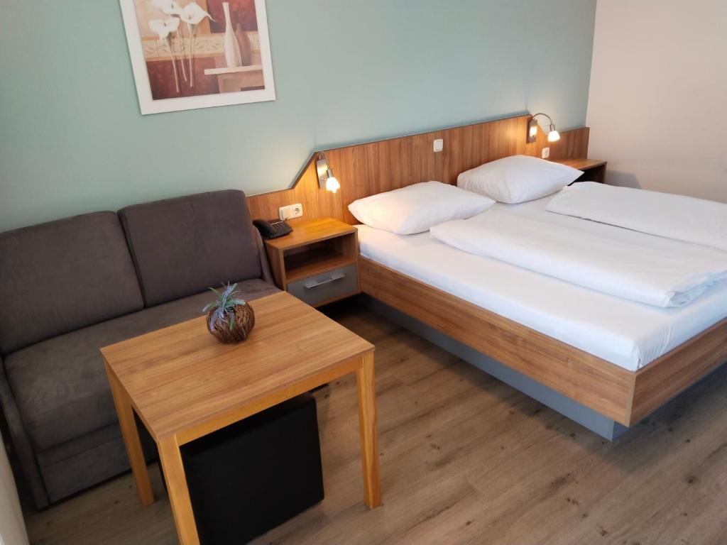 Postel nebo postele na pokoji v ubytování Dolomitenhotel Lienz