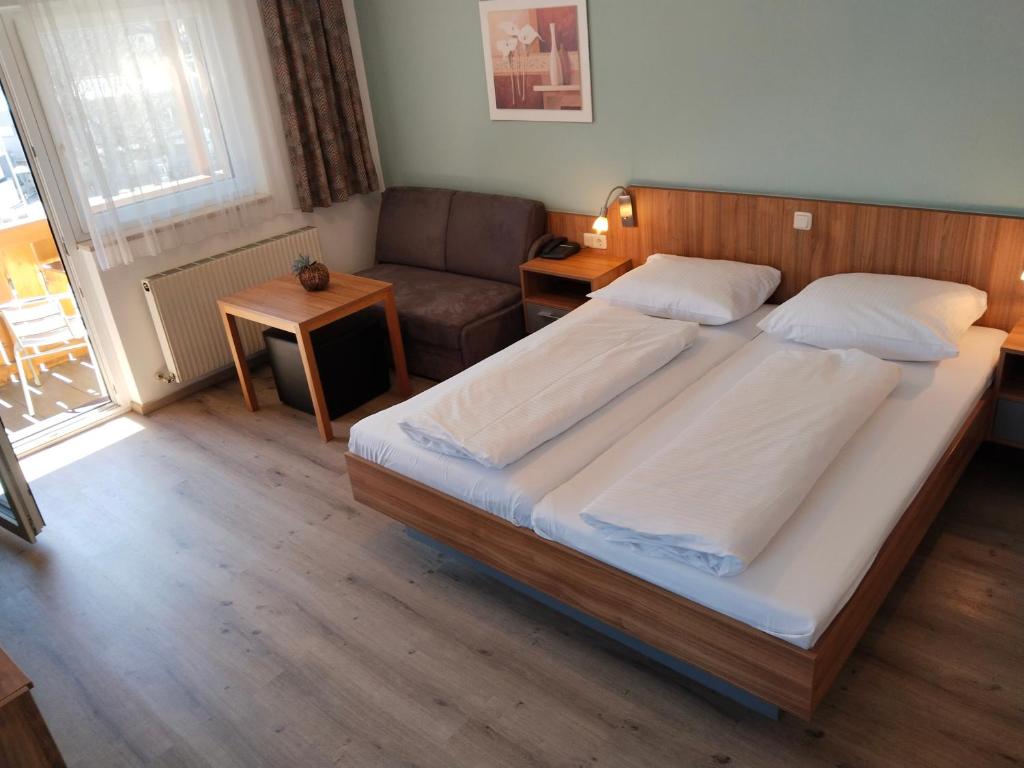Postel nebo postele na pokoji v ubytování Dolomitenhotel Lienz