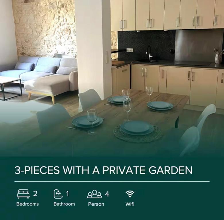 - une table avec des assiettes et des verres dans le salon dans l'établissement 3-pieces Flat with Private Garden & BBQ, à Beausoleil