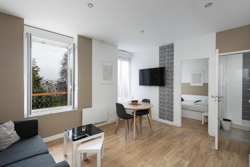 un salon avec un canapé et une table dans l'établissement T2 Le Téméraire, à Brest