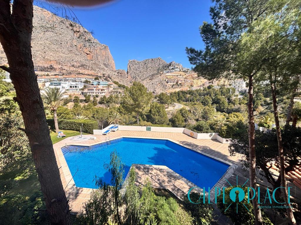 een zwembad voor een berg bij Vistalmar in Altea