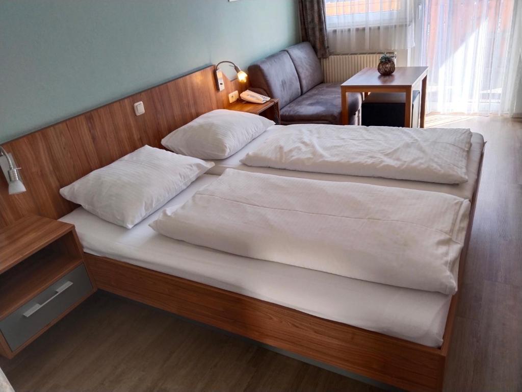 Postel nebo postele na pokoji v ubytování Dolomitenhotel Lienz