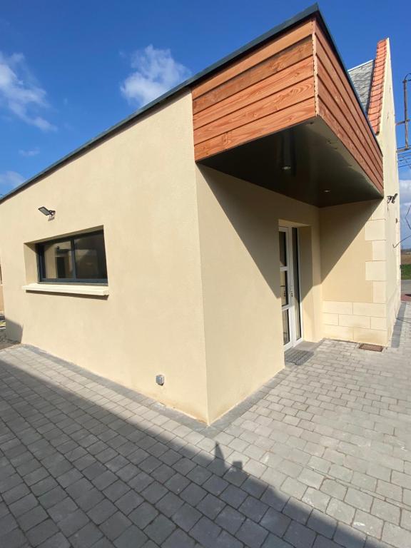 un edificio con tetto in legno di Maison individuelle avec terrasse et parking a Sains-lès-Marquion