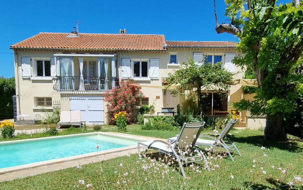 Bazén v ubytování Studio cosy en Provence nebo v jeho okolí