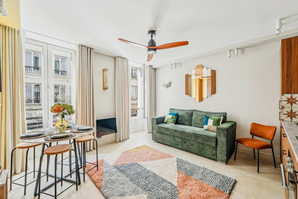 un salon avec un canapé et une table dans l'établissement Appartement central 2BDR - 6P le Marais, à Paris