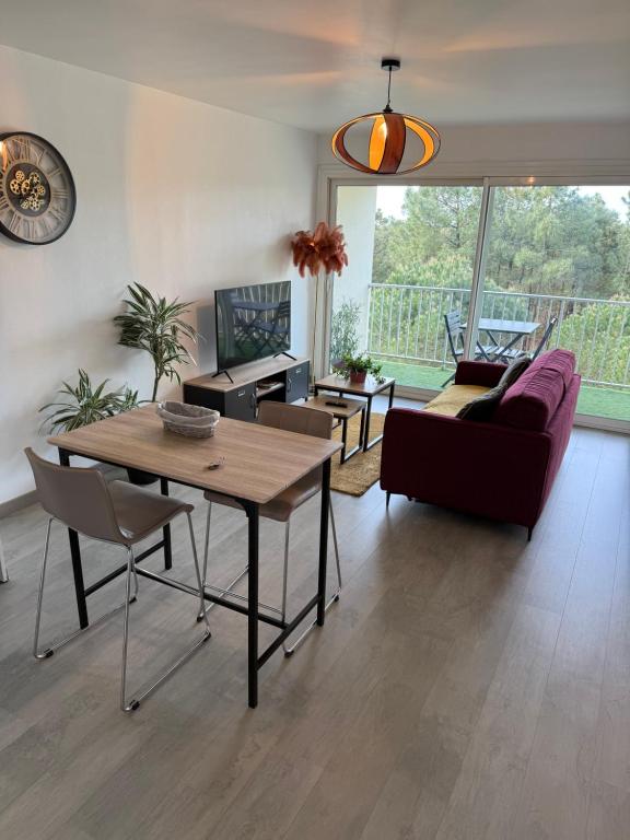un salon avec une table et un canapé dans l'établissement Appartement au bord de mer, à Saint-Brévin-les-Pins