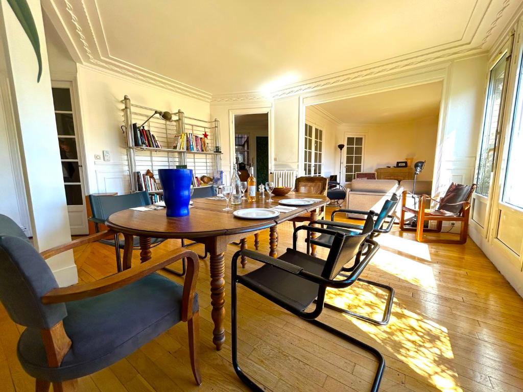 une salle à manger avec une table et des chaises dans l'établissement Le Penthouse Guy Moquet, à Paris