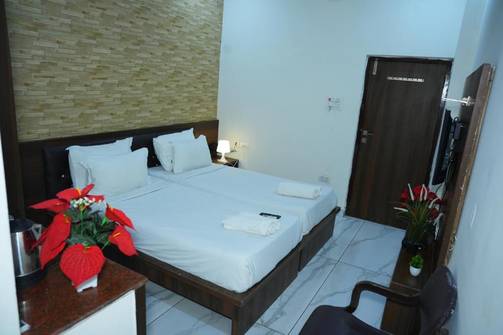 Postel nebo postele na pokoji v ubytování Hotel Plaza Hyderabad Airport Zone