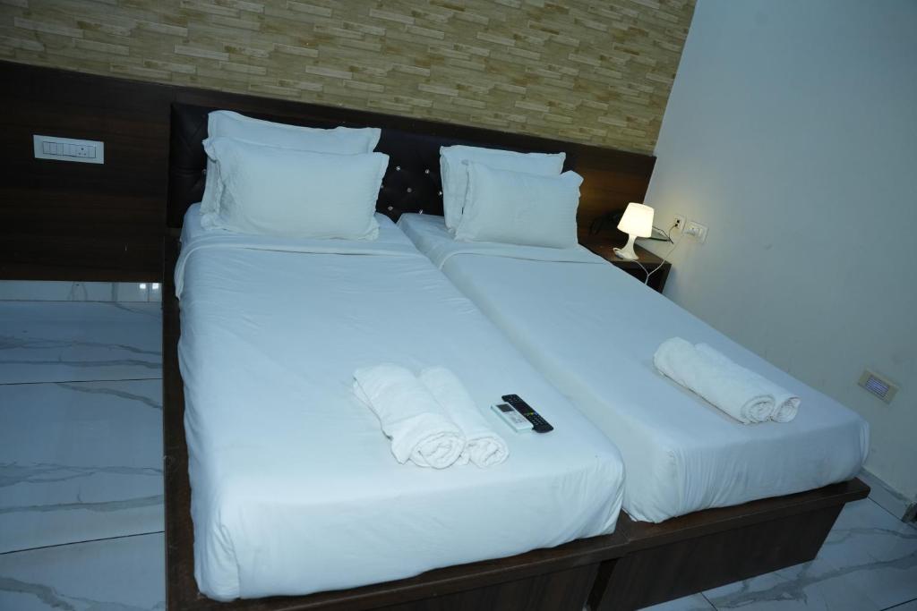 Postel nebo postele na pokoji v ubytování Hotel Plaza Hyderabad Airport Zone