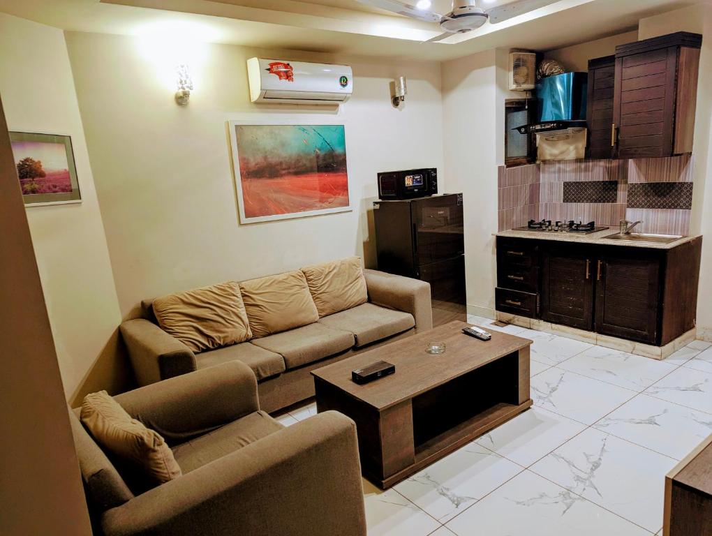 ラーワルピンディーにあるLuxury Apartmentsのソファとテーブルのあるリビングルーム