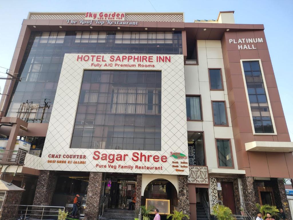 un edificio con un cartel para un hotel sapphire inn en Hotel Sapphire Inn, en Gorakhpur