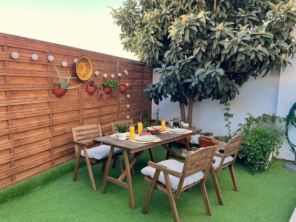 A garden outside A Levante Conil- Solo familias y parejas