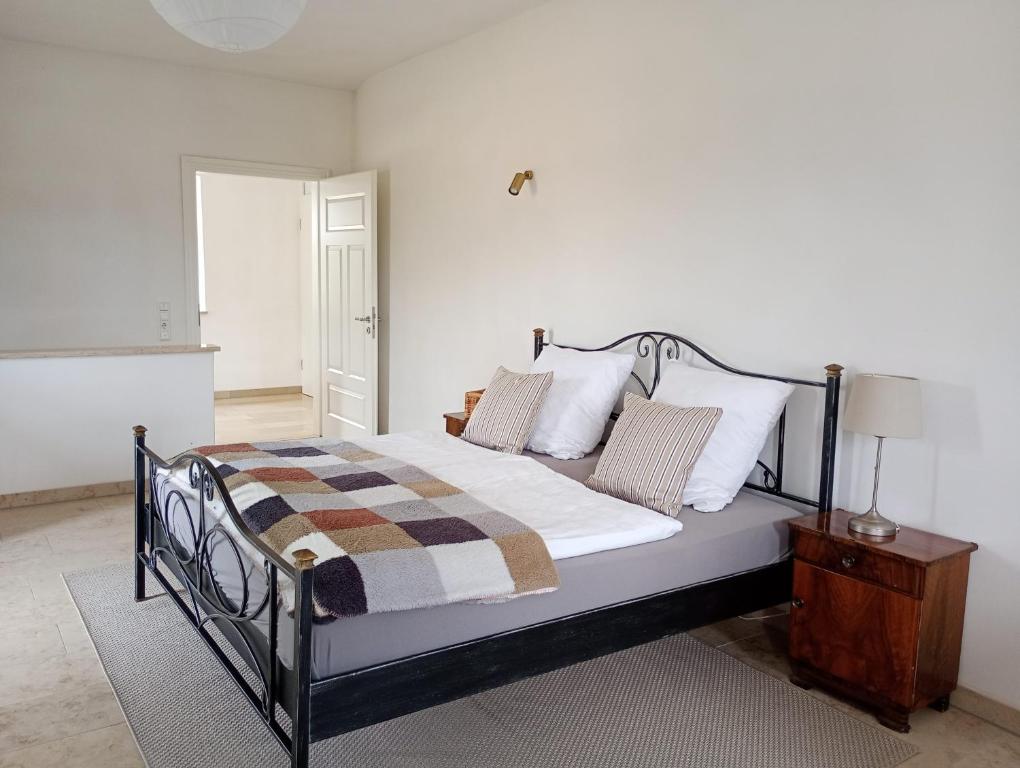 une chambre avec un lit avec une couverture dessus dans l'établissement Cottage Living, à Leiblfing
