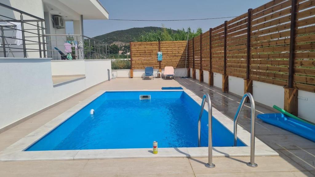 Bazén v ubytování SeaView Peramos 1 nebo v jeho okolí