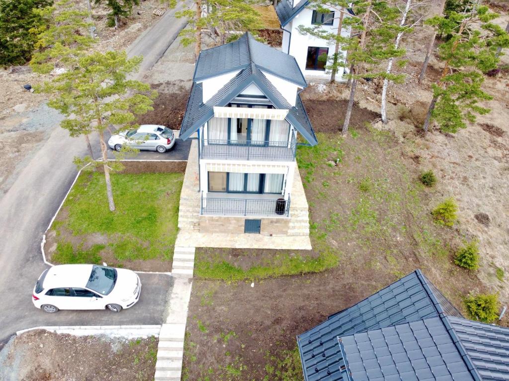 Byggingin sem sumarhúsið er í