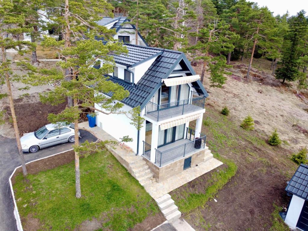 Byggingin sem sumarhúsið er í
