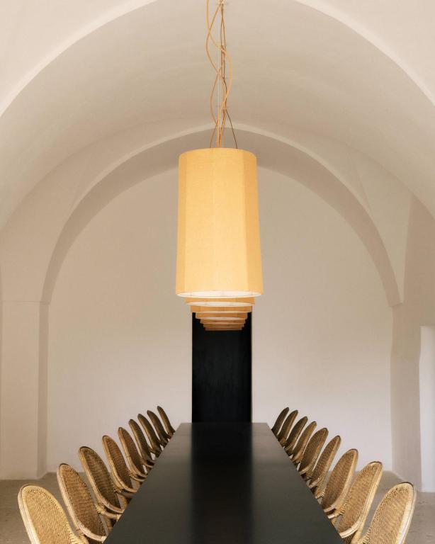 sala konferencyjna z czarnym stołem i krzesłami w obiekcie Palazzo Daniele, a Member of Design Hotels w mieście Gagliano del Capo