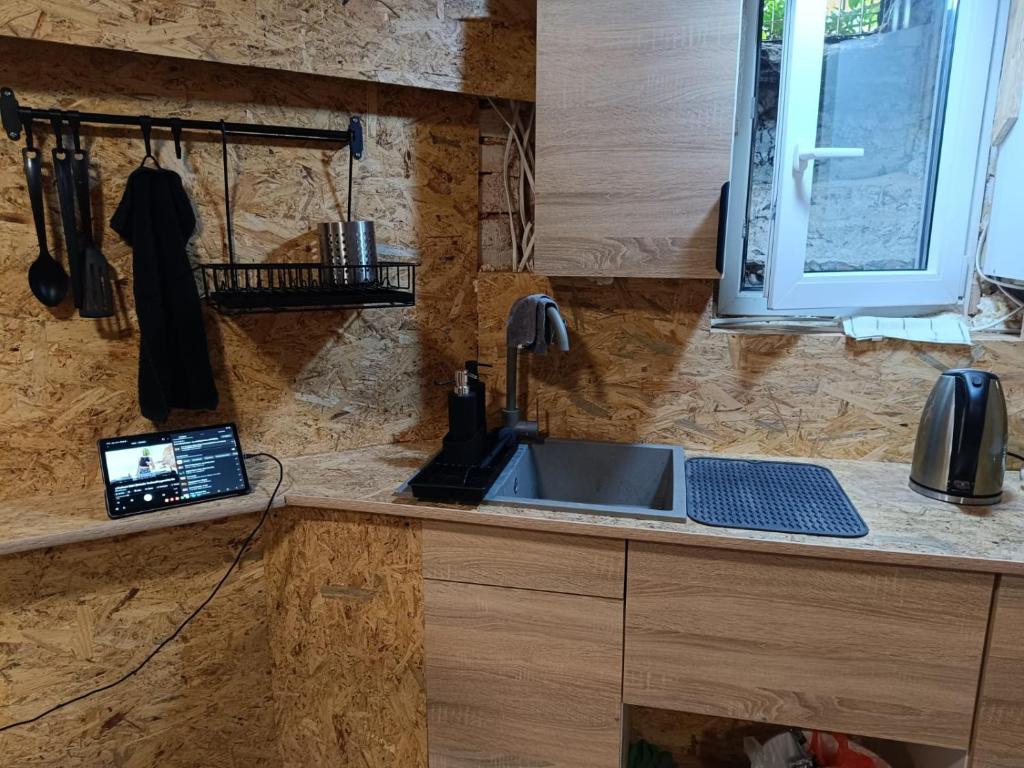 Kuchyň nebo kuchyňský kout v ubytování Pokój kapsułowy #2 Centrum