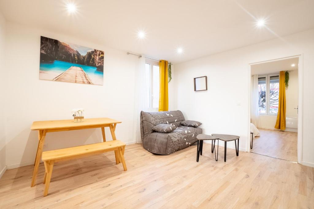 un salon avec une table et un canapé dans l'établissement Budget apart downtown with parking, à Charleville-Mézières