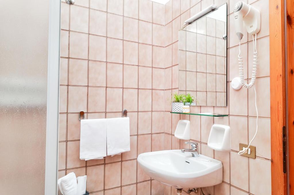 Koupelna v ubytování Albergo Dalla Mena