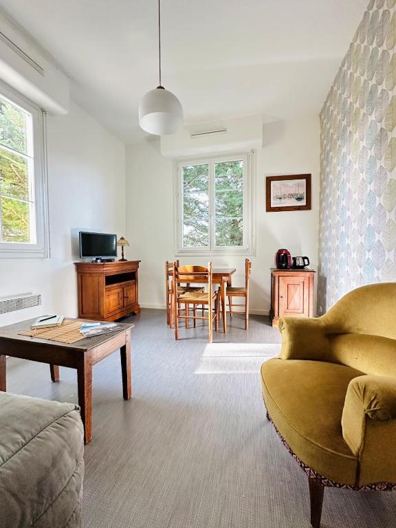 un salon avec un canapé et une table dans l'établissement Appartement à 300m de la plage, à La Tremblade