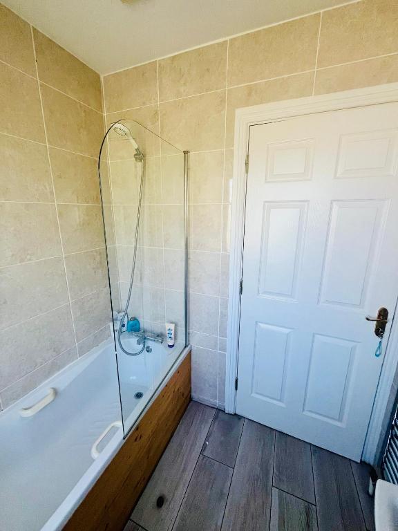 Vannituba majutusasutuses Single room in Family Home