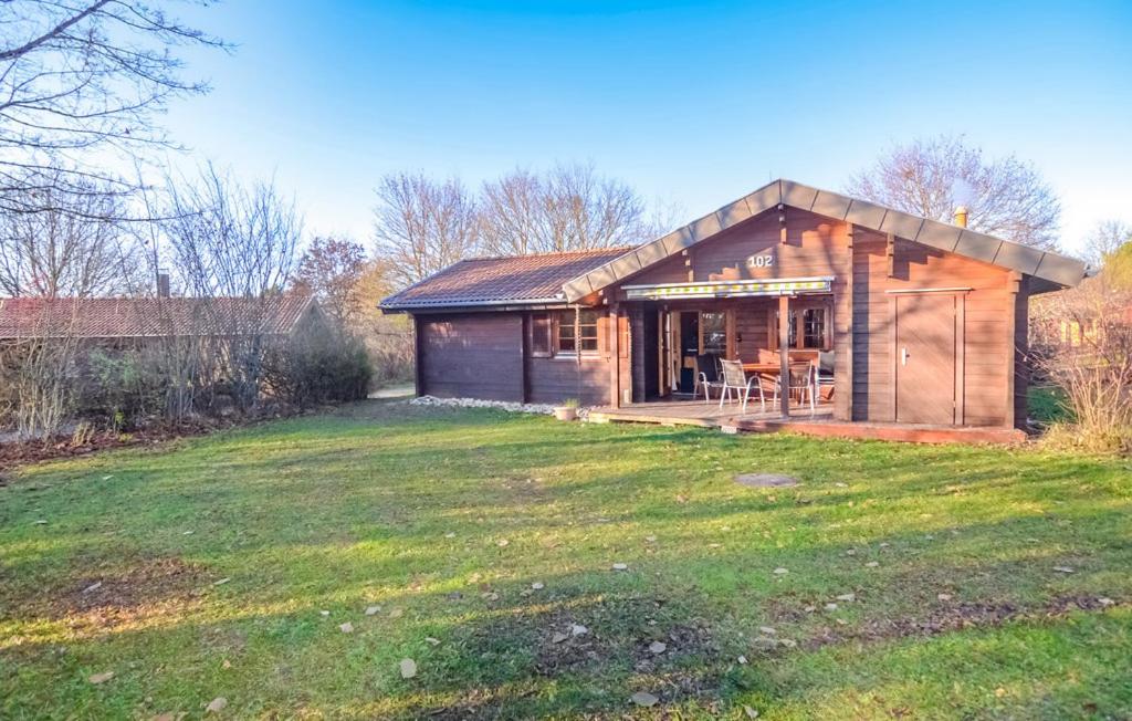 a log cabin with a lawn in front of it at Ferienhaus Donau 102 in Hayingen
