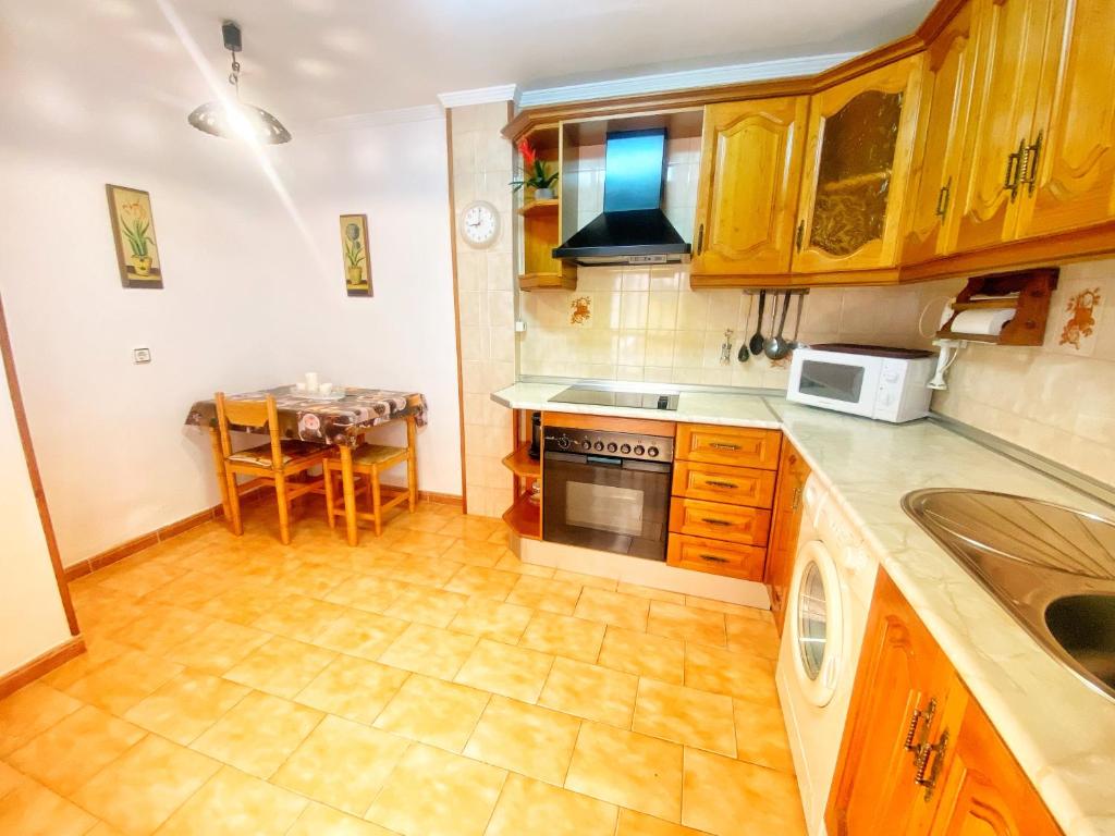 Kuchnia lub aneks kuchenny w obiekcie Precioso piso duplex en la Bahia de Cadiz para 5 plazas