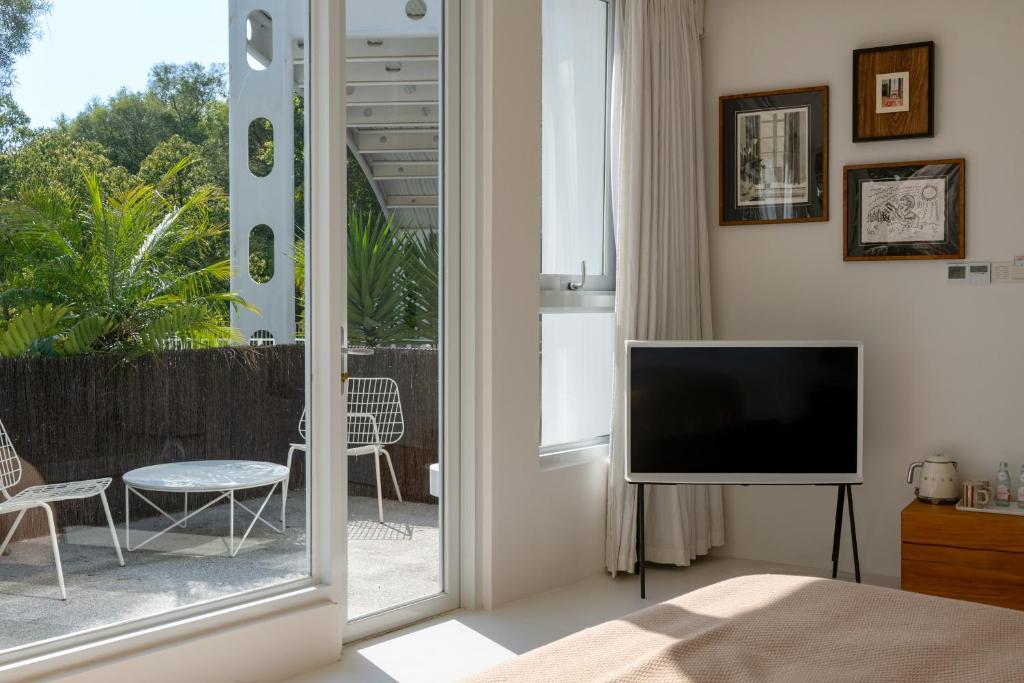 TV a/nebo společenská místnost v ubytování Almeta Designer Hotel