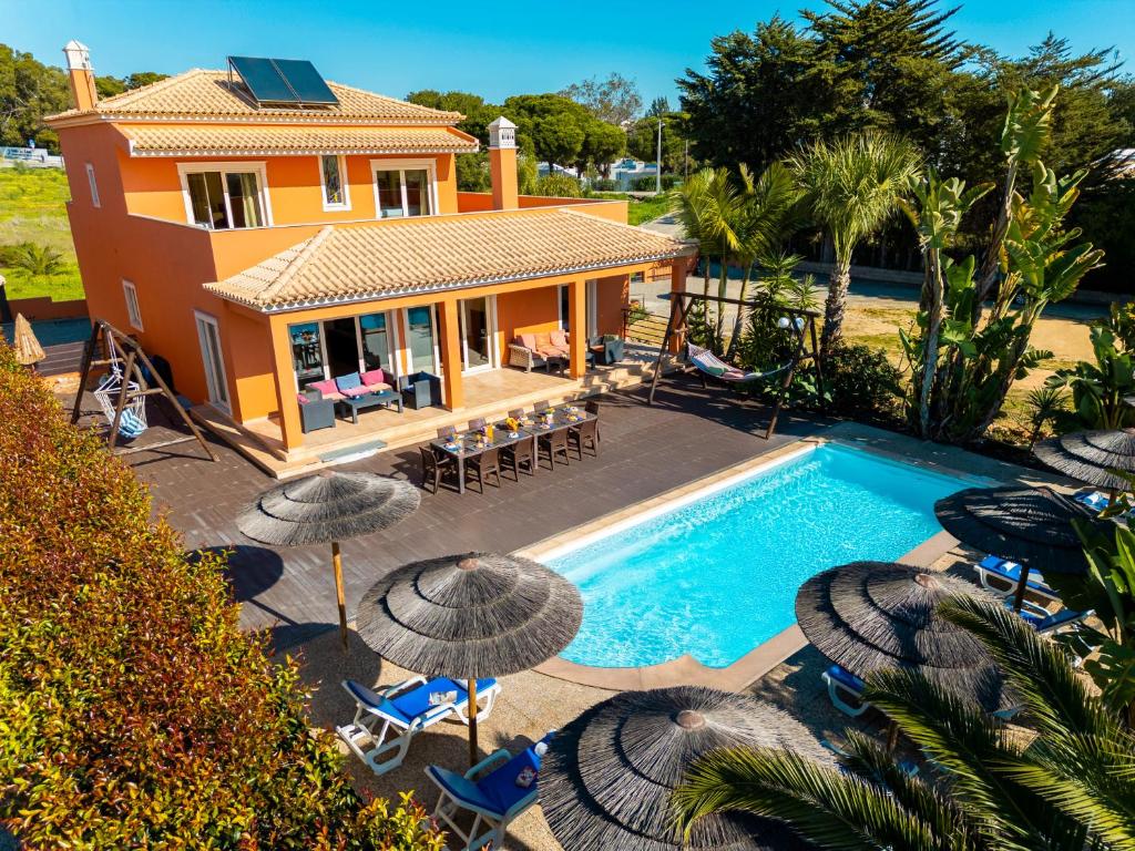 Villa California - Piscina aquecível e BBQ na Corcovada, Albufeira