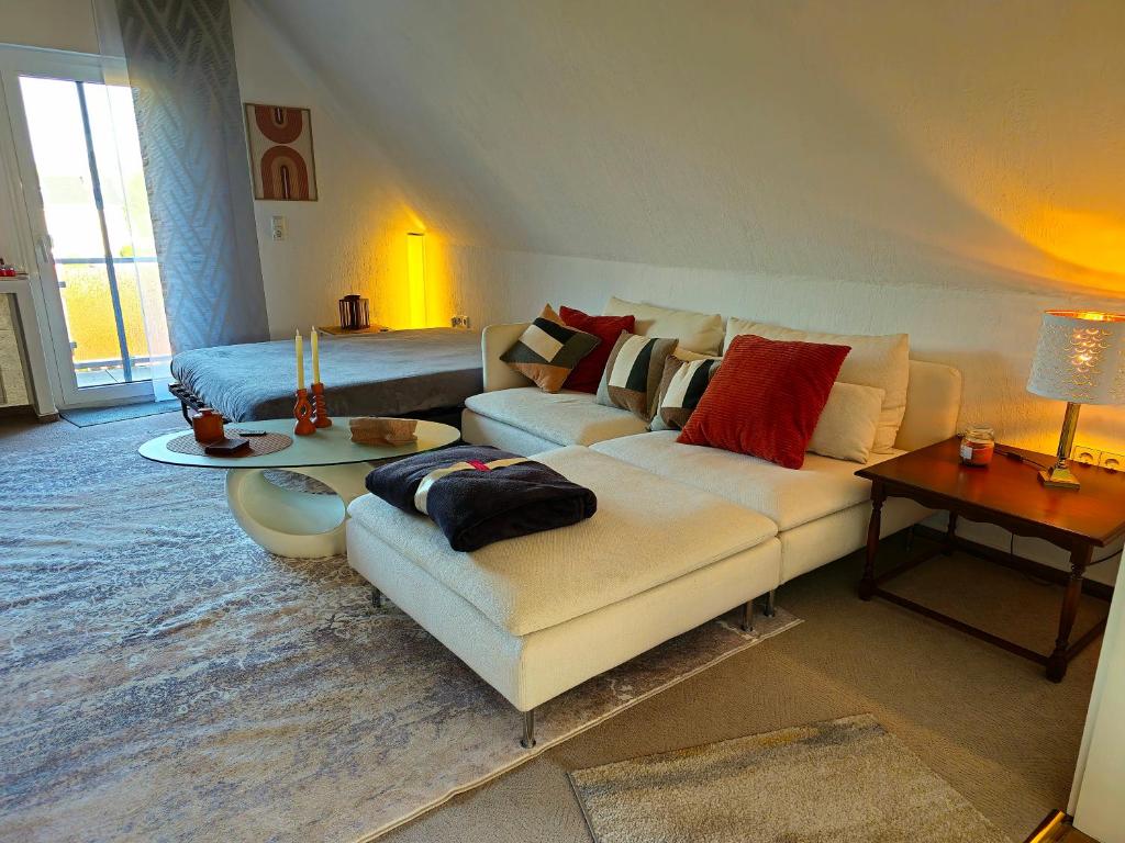 Ένα ή περισσότερα κρεβάτια σε δωμάτιο στο Gemütliche Dachgeschoßwohnung mit Balkon in Dortmund