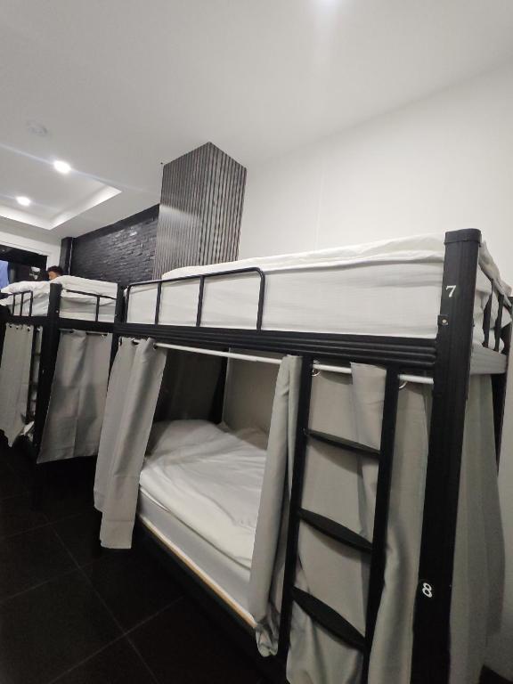 Postel nebo postele na pokoji v ubytování TJ Patong HOSTEL