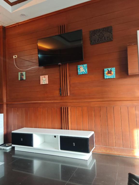 TV a/nebo společenská místnost v ubytování TJ Patong HOSTEL