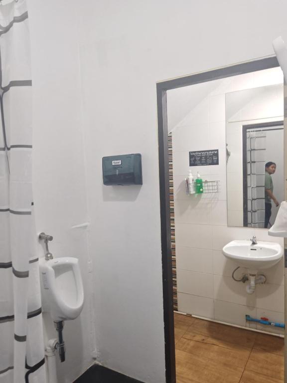 Koupelna v ubytování TJ Patong HOSTEL