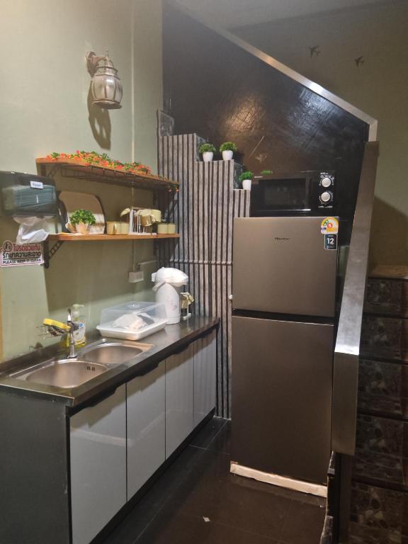 Kuchyň nebo kuchyňský kout v ubytování TJ Patong HOSTEL